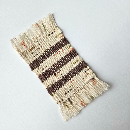 Handwoven Mug Rug Coaster. Friday, December 11. 1-4pmArt Guide: Amanda Wedemeyer
(Beginner)
Intro to weaving, all supplies included. Pick your colors and create a fun rug for your mug! Ages 18+